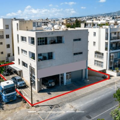 בניין מעורב - מגורים וחנויות